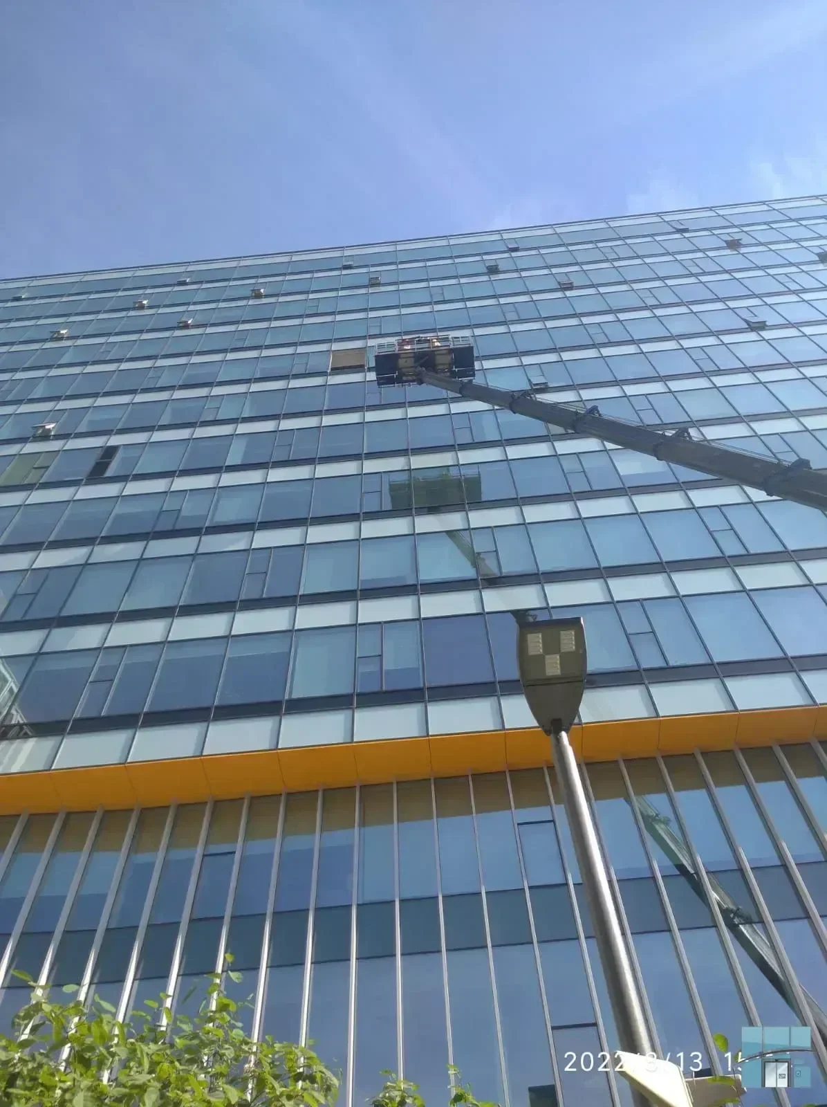 Замена стеклопакета на 10-м этаже — фото