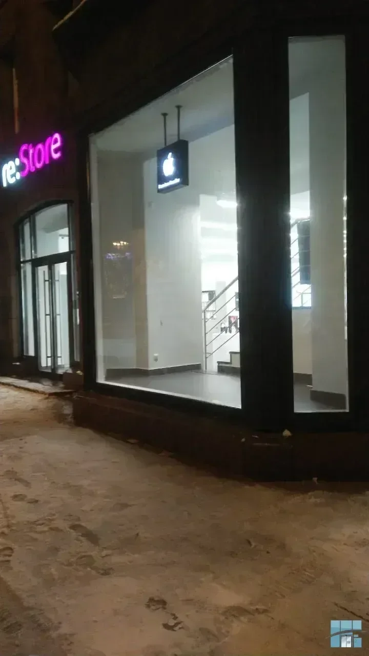 Замена витрины в магазине reStore — фото