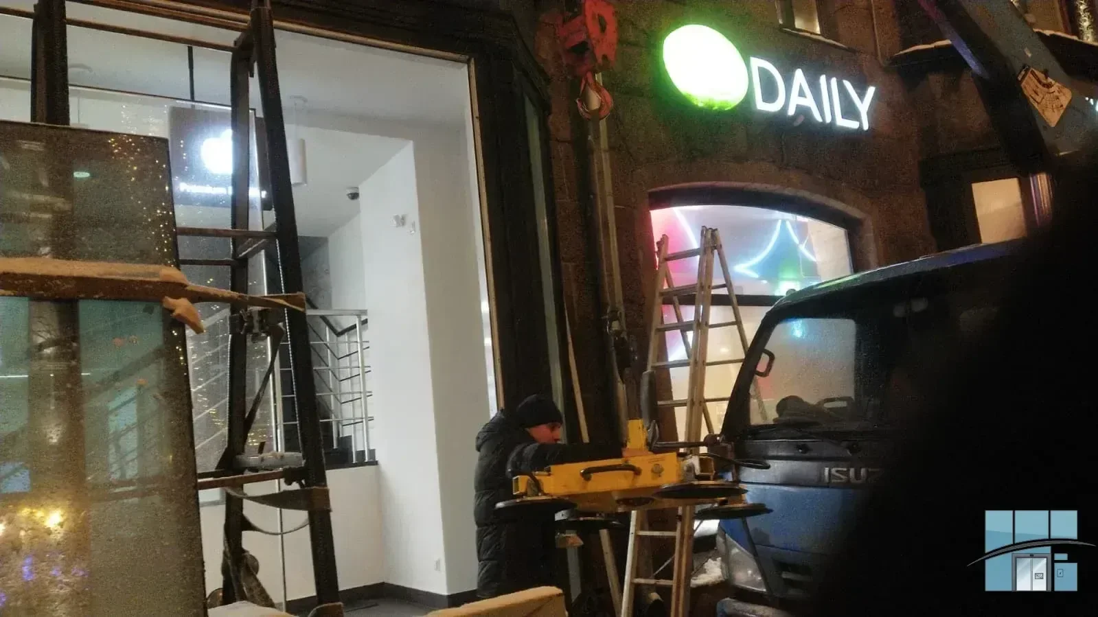 Замена витрины в магазине reStore — фото