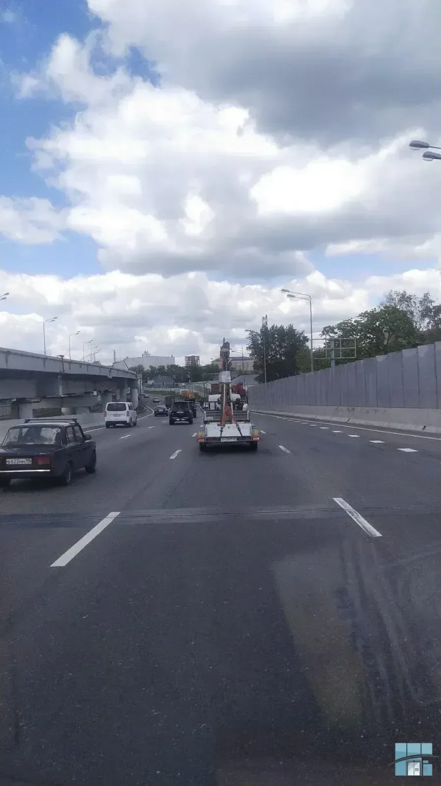 Замена крупных стеклопакетов с автовышки — фото