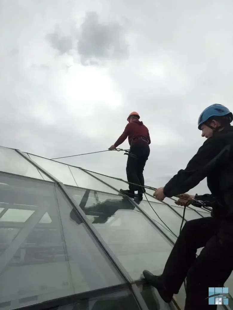 Замена стеклопакета на высоте с помощью альпинистов — фото