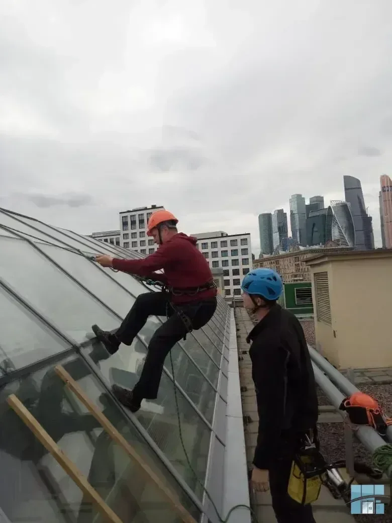 Замена стеклопакета на высоте с помощью альпинистов — фото